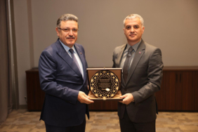 Başkan Genç’e teşekkür plaketi takdim edildi