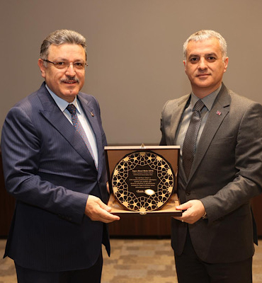 Başkan Genç’e teşekkür plaketi takdim edildi