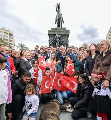 İzmir’de 23 Nisan töreni düzenlendi