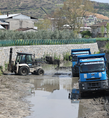 Bursa’nın derelerinde temizlik çalışmaları sürdürülüyor