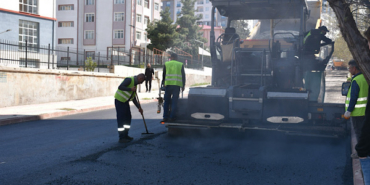 Siirt’te hava şartlarının iyileşmesiyle beraber asfalt çalışmaları sürüyor