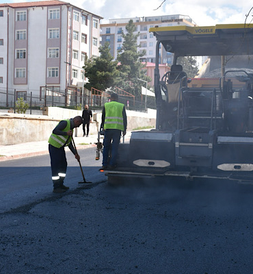 Siirt’te hava şartlarının iyileşmesiyle beraber asfalt çalışmaları sürüyor