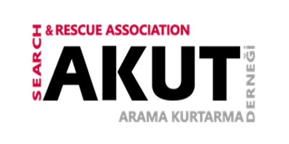 AKUT: Adrasan’da kayalığa düşen köpek ve yavruları kurtarıldı