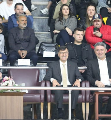 Başkan Kahveci, maçı tribünden izledi