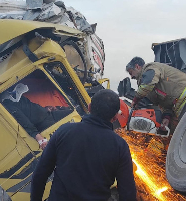 Sarıseki’de iki tır çarpıştı