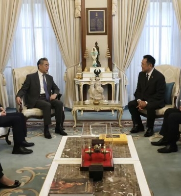 Tayland Başbakanı Charnvirakul, Wang Yi’yi kabul etti