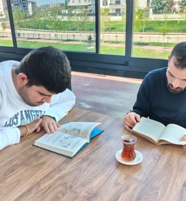 Batman’da özel gereksinimli bireyler kitap ve kahve etkinliğinde buluştu