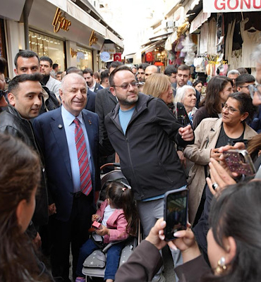 Özdağ, Kemeraltı’nda vatandaşlarla bir araya geldi