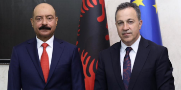 Arnavutluk Parlamentosu Başkanı Peleshi, Katar Büyükelçisi ile görüştü