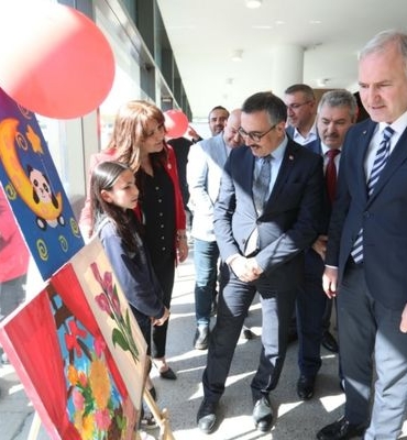 İnegöl’de 23 Nisan özel resim sergisi açıldı