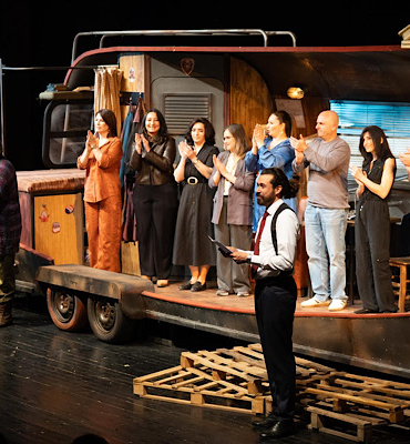 İzmir Şehir Tiyatroları’nın yeni oyunu "Halktan Biri" prömiyer yaptı