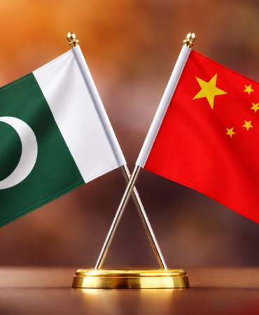 Pakistan ve Çin dışişleri bakanları telefonda görüştü