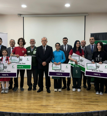 Vali Erol, ödül törenine katıldı