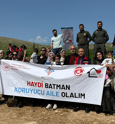 Batman’da koruyucu ailelerle fidan dikim etkinliği gerçekleştirildi