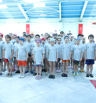 Osmangazi’de 23 Nisan’a özel yüzme şenliği düzenlendi