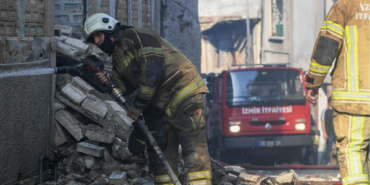 Konak’ta metruk binada çıkan yangın söndürüldü