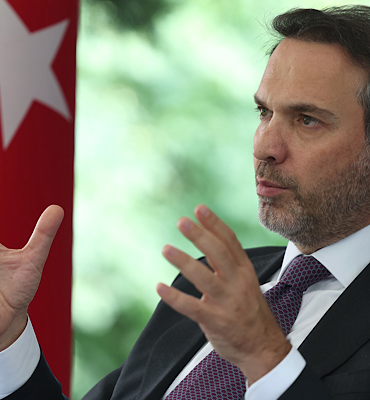 Bakan Bayraktar, Kırgızistan Tabii Kaynaklar Bakanı Toktobaev ile görüştü