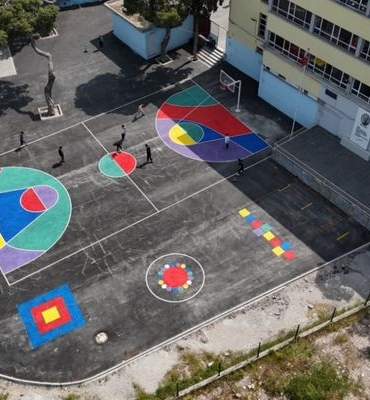 Konak’ta okul bahçeleri “Renkli Yol” uygulamasıyla yenilendi