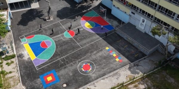 Konak’ta okul bahçeleri “Renkli Yol” uygulamasıyla yenilendi